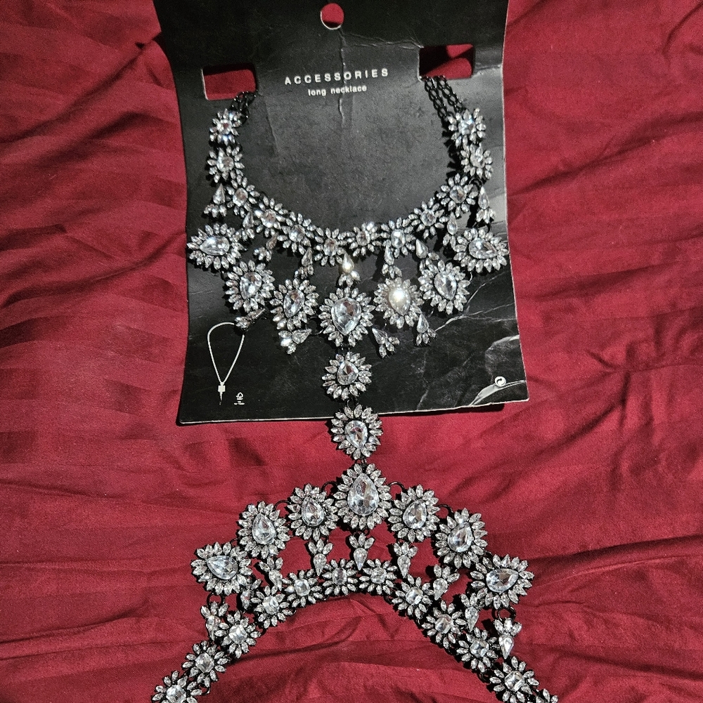 Elegant Silver Necklace with Crystal Accents